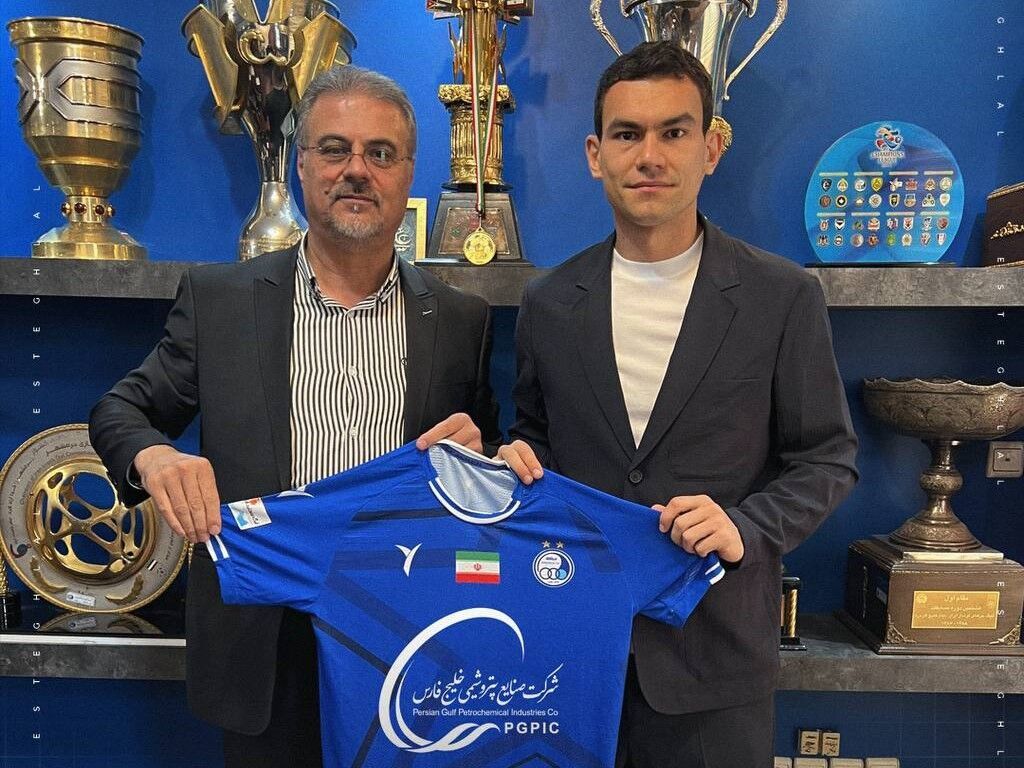 رستم آشورماتوف به استقلال پیوست رستم آشورماتوف