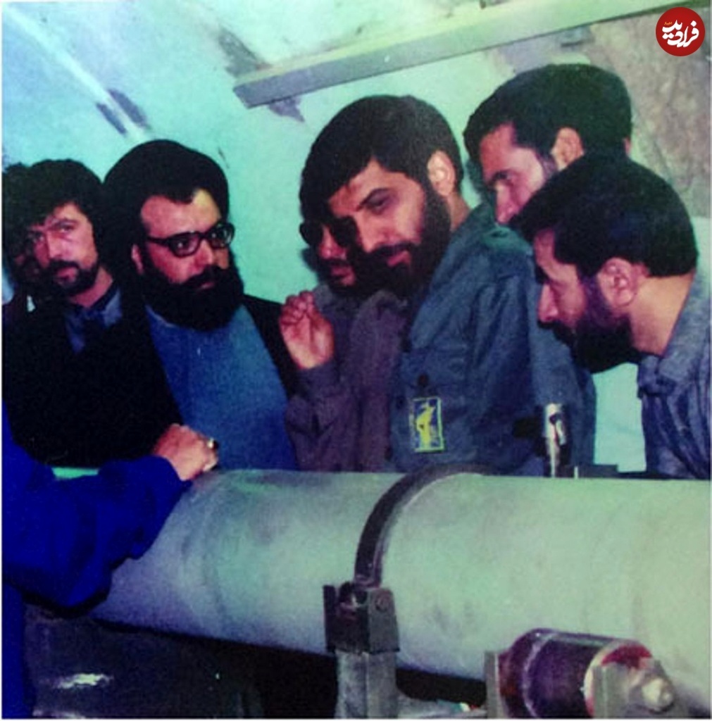 عکسی از عزت الله ضرغامی در حال بررسی یک موشک؛ دهه ۶۰ عکسی از عزت الله ضرغامی در حال بررسی یک موشک؛ دهه ۶۰