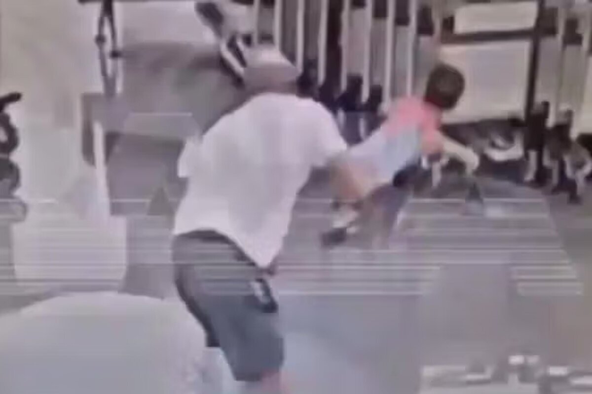 ببینید | بهبود کودک افغان که مورد حمله بی‌رحمانه مرد اسرائیلی قرار گرفته بود