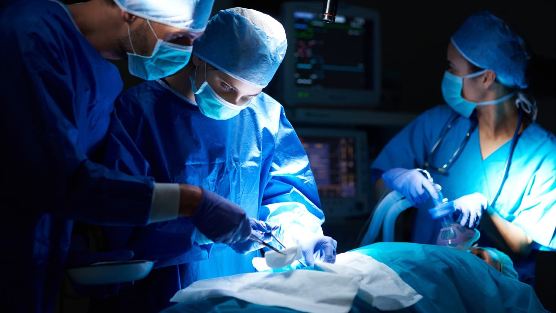 ببینید| عودنوازی عجیب بیمار هنگام برداشتن تومور مغزی