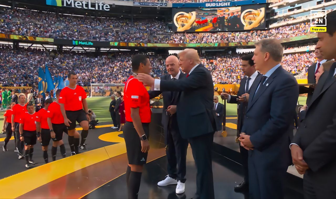 ببینید| لحظه انداختن مدال توسط ترامپ به گردن فغانی