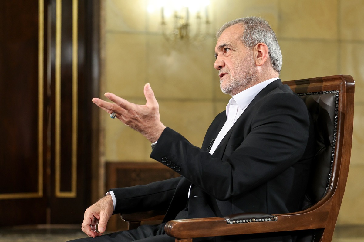 بازدید پزشکیان از وضعیت اسکان خانوادههای جنگ زده بازدید پزشکیان از وضعیت اسکان خانوادههای جنگ زده