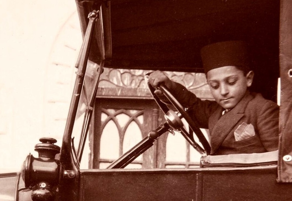 کودکان اشراف‌زادۀ قاجاری کنار سگ‌هایشان؛ یک قرن قبل +عکس