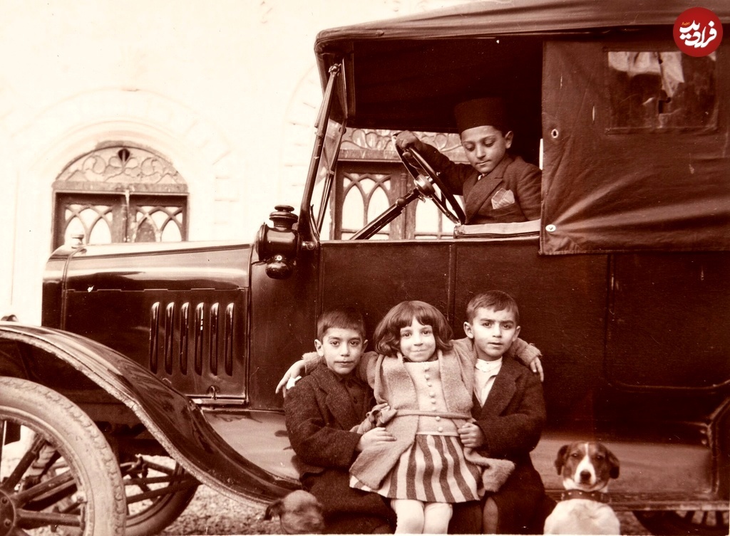 کودکان اشرافزادۀ قاجاری کنار سگهایشان؛ یک قرن قبل +عکس کودکان اشرافزادۀ قاجاری کنار سگهایشان؛ یک قرن قبل +عکس