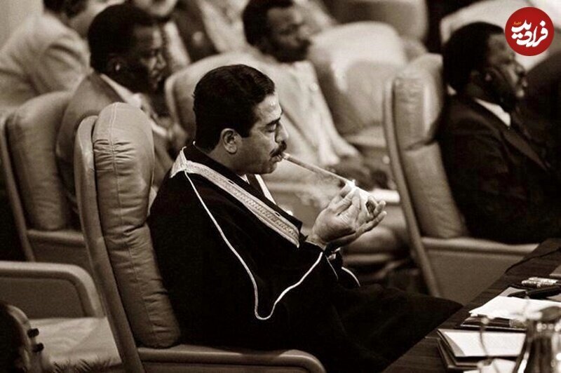 ژست صدام در اجلاس سران عرب در حال روشن کردن سیگار برگ؛ دهه ۱۳۶۰ ژست صدام در اجلاس سران عرب در حال روشن کردن سیگار برگ؛ دهه ۱۳۶۰