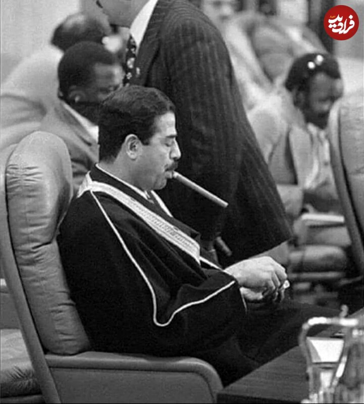 ژست صدام در اجلاس سران عرب در حال روشن کردن سیگار برگ؛ دهه ۱۳۶۰ ژست صدام در اجلاس سران عرب در حال روشن کردن سیگار برگ؛ دهه ۱۳۶۰