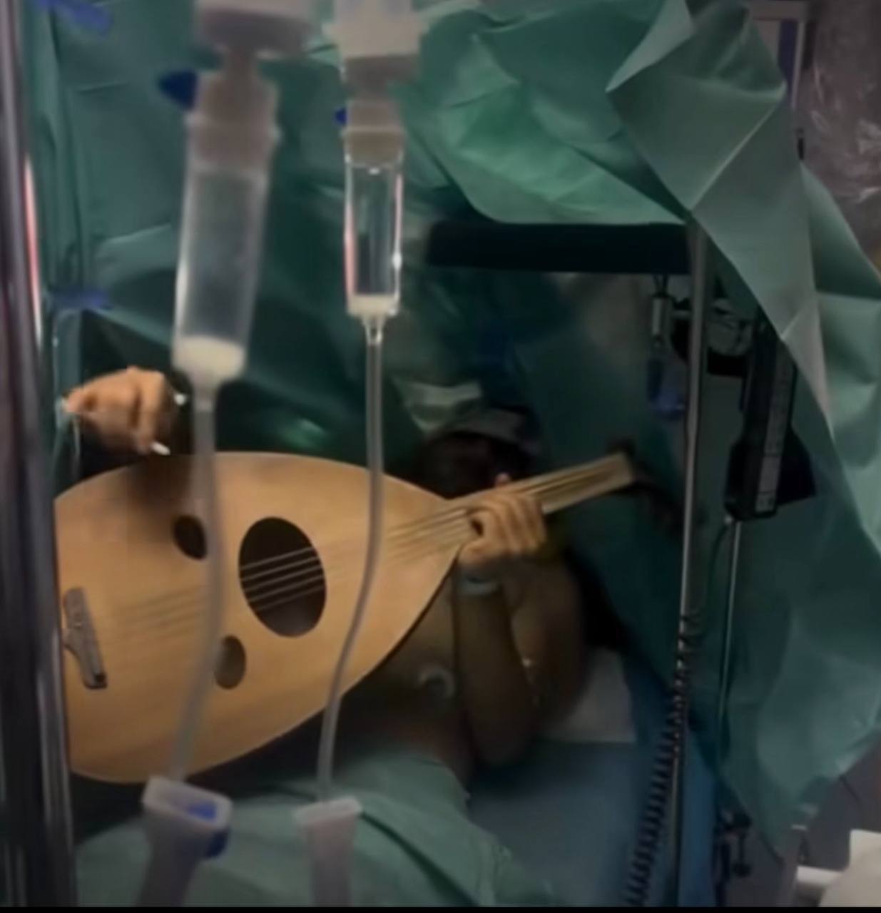 ببینید| حفظ روحیه در زمان جراحی سنگین مغز