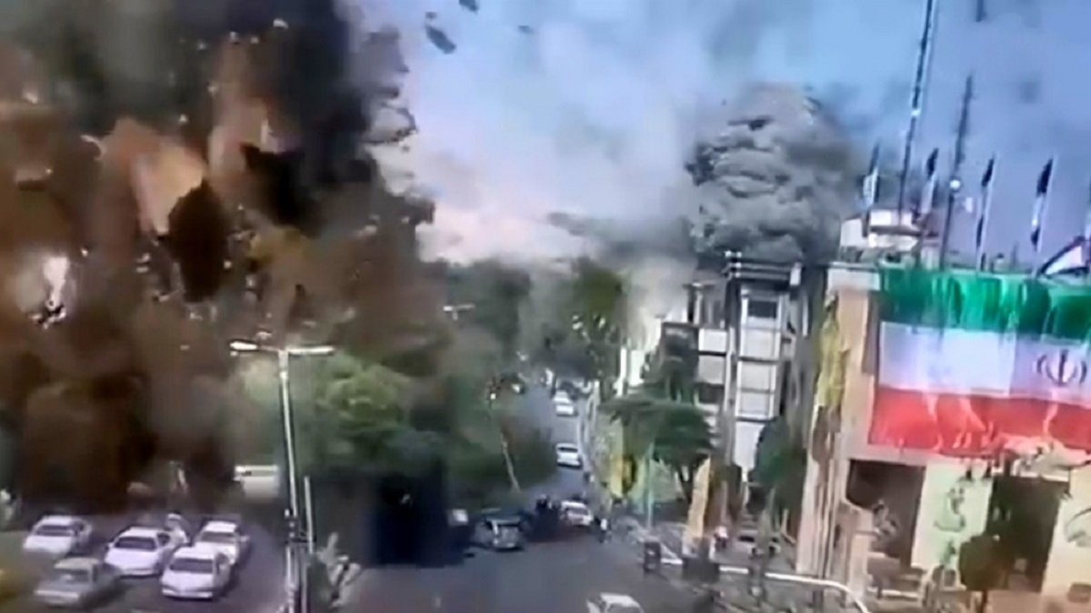 ببینید| پخش تصاویر حمله اسرائیل به میدان تجریش برای اولین بار در تلویزیون