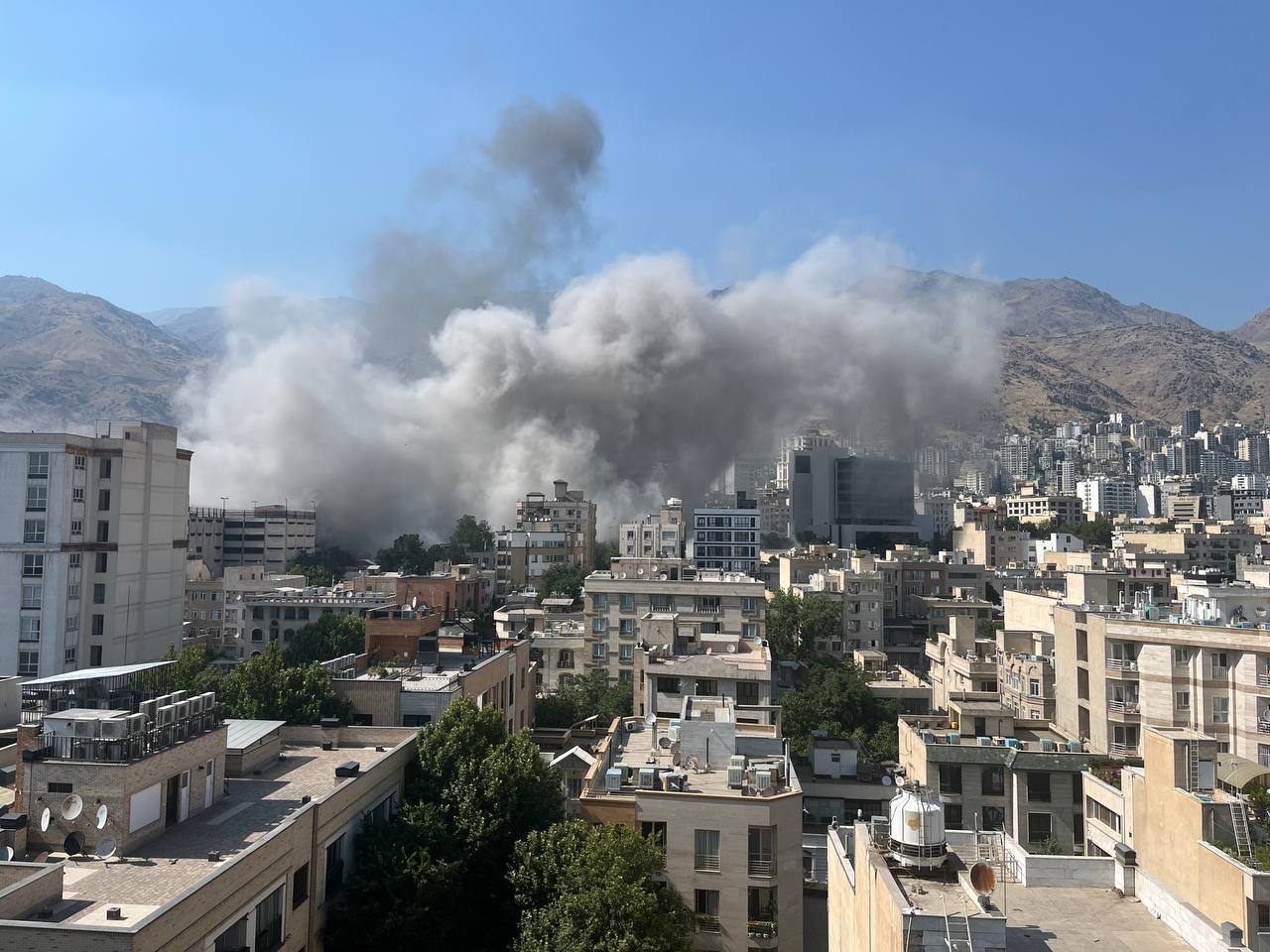 انتقاد تند فرهیختگان از جناح خودی؛ سهمخواهی جناحی در میانه بحران امنیتی؟! حمله به تهران