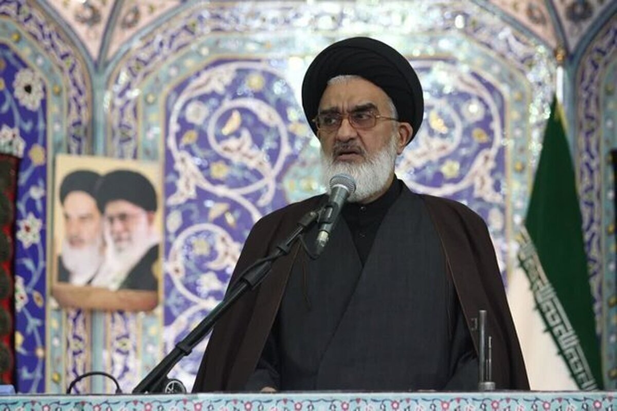 امام جمعه قم: شعار «مرگ بر آمریکا» همچنان از زبان مردم نمیافتد امام جمعه قم: شعار «مرگ بر آمریکا» همچنان از زبان مردم نمیافتد