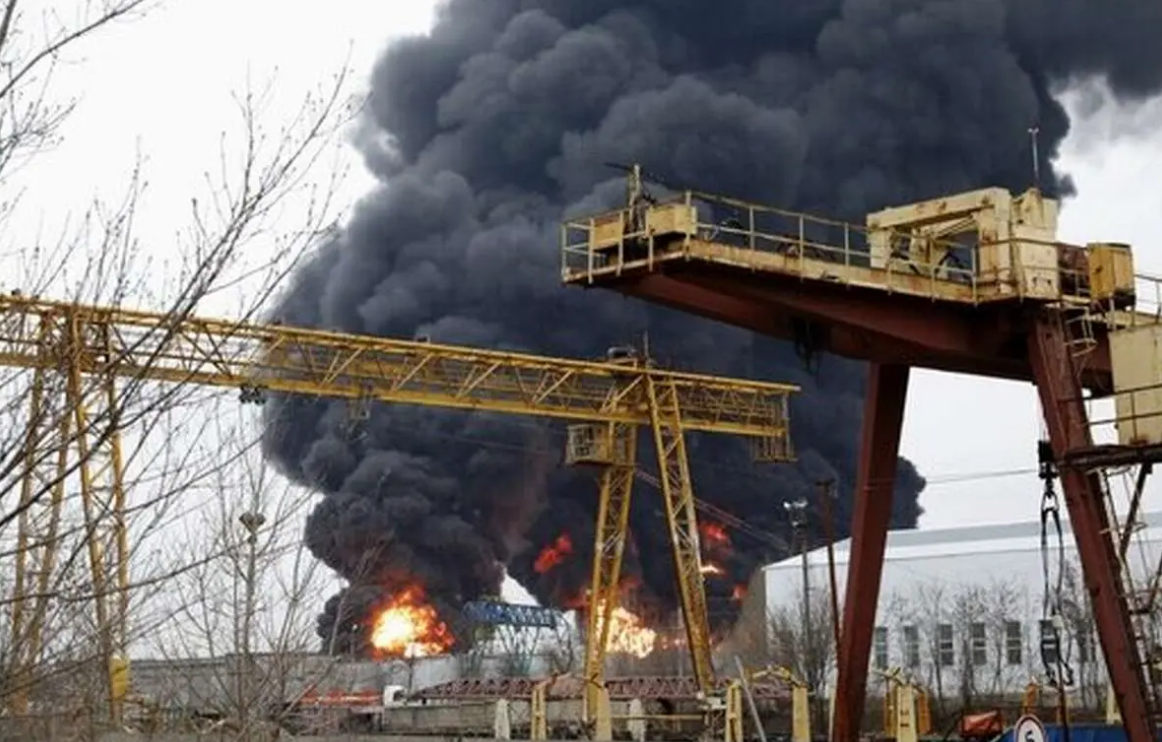 فوری| آتشسوزی در پالایشگاه نفت آبادان آتشسوزی