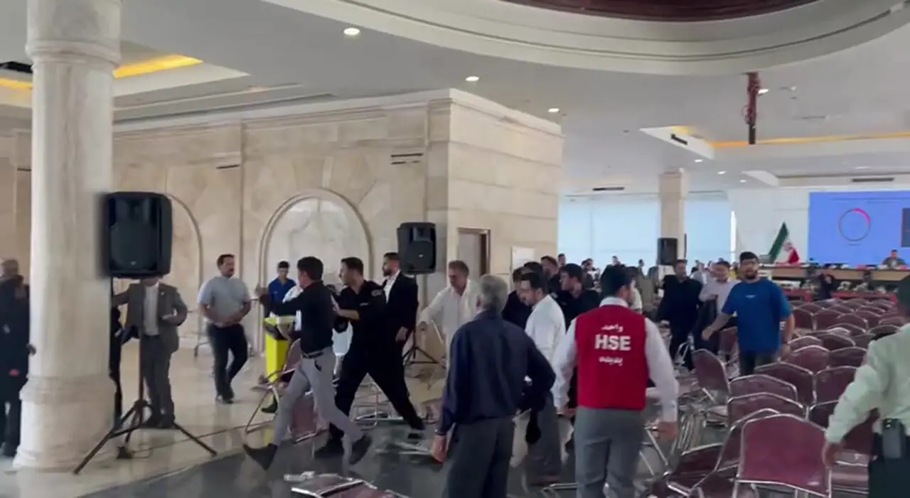 ببینید| درگیری فیزیکی شدید در مجمع پدیده شاندیز