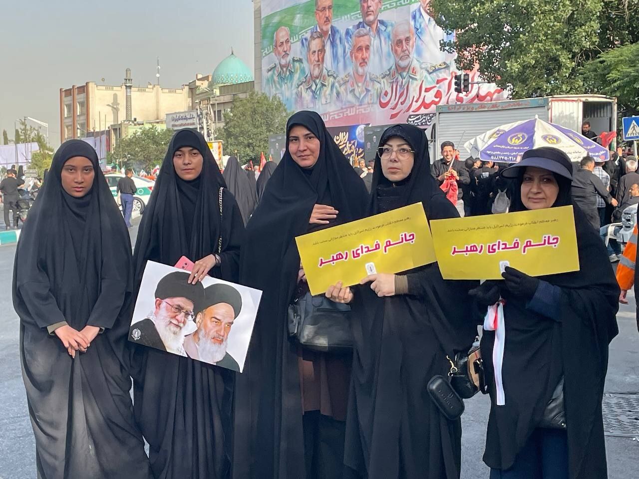 حاشیههای مراسم تشییع شهدا + عکس و فیلم پلاکاردها