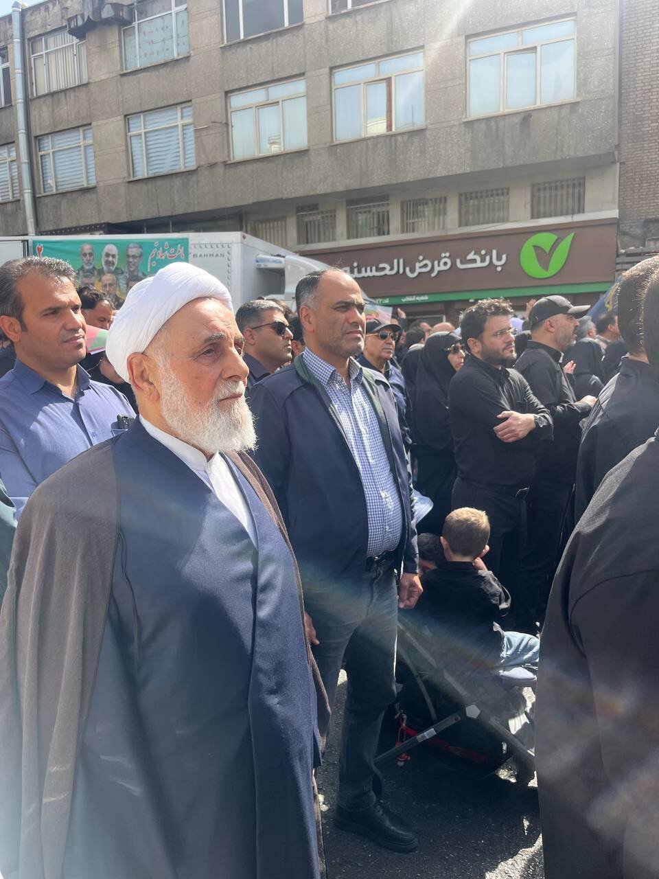 عکسی از حضور ناطق نوری در مراسم تشییع شهدا