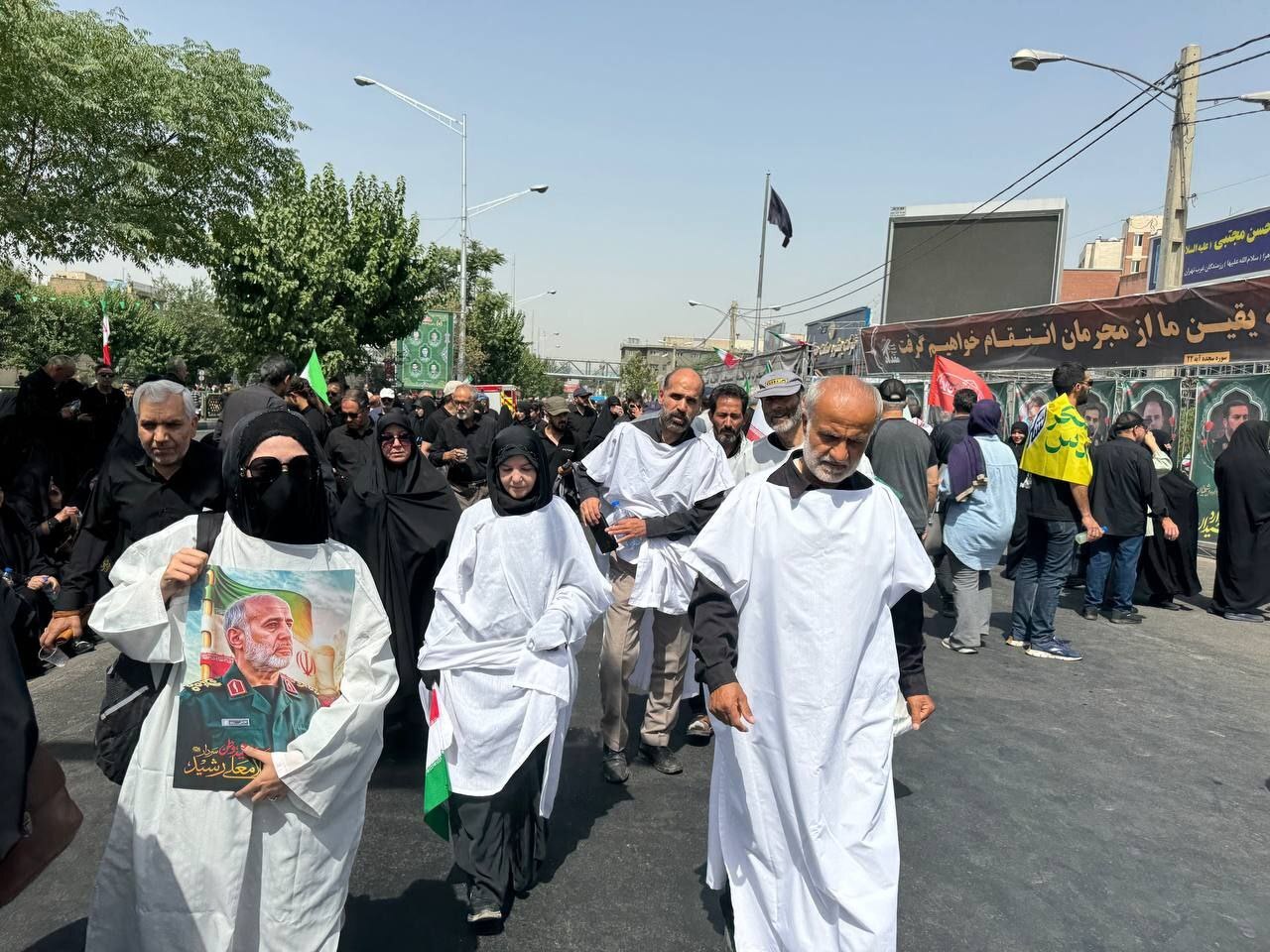 گزارش کامل از متن و حاشیههای مراسم تشییع شهدای اقتدار؛ از نمایش موشک تا حضور شمخانی + عکس و فیلم کفن پوشان