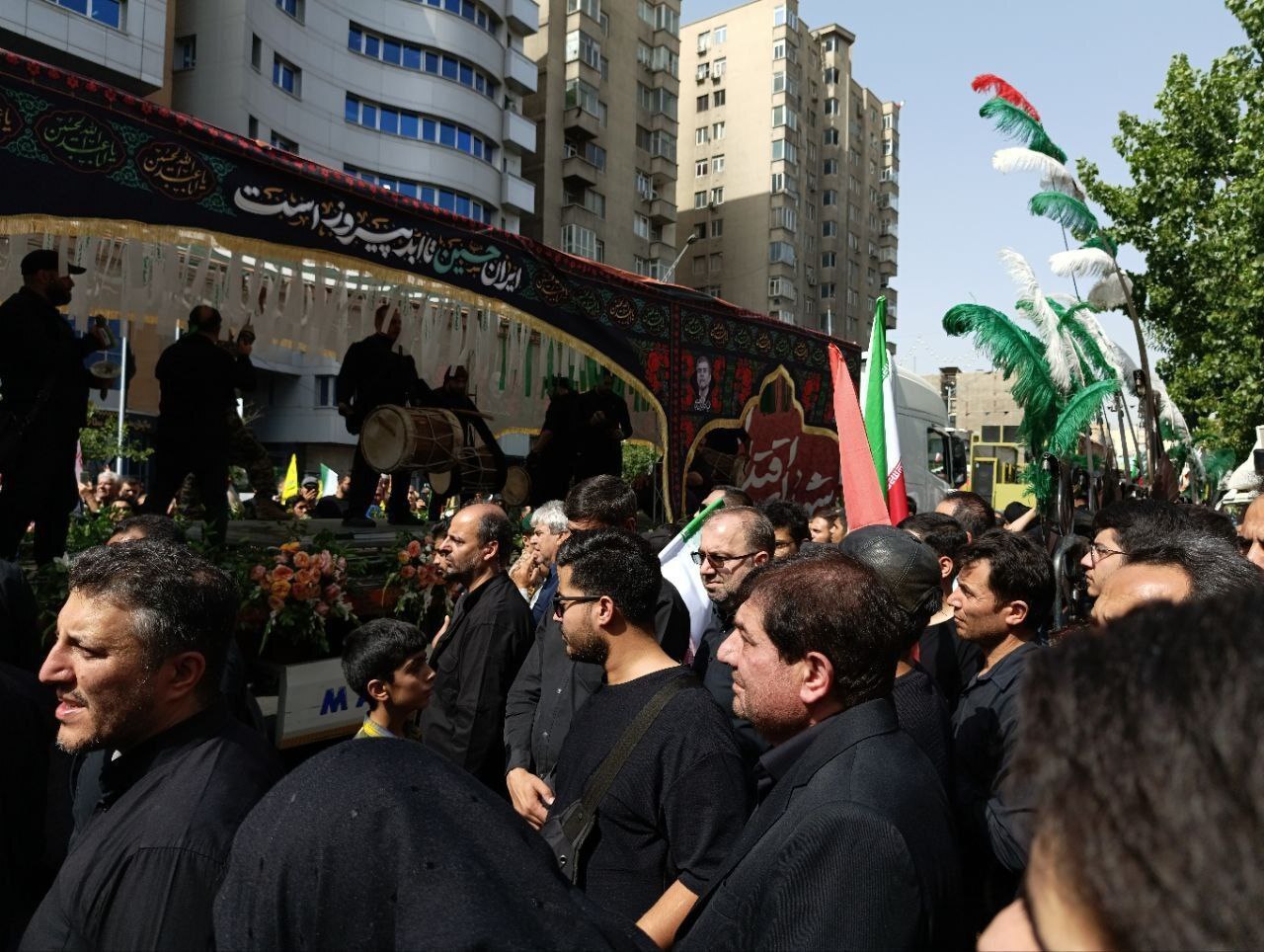 گزارش کامل از متن و حاشیههای مراسم تشییع شهدای اقتدار؛ از نمایش موشک تا حضور شمخانی + عکس و فیلم محمد مخبر