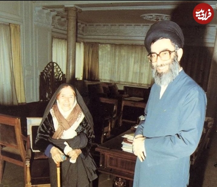 تصویری رهبر انقلاب در کنار مادرشان در دهه ۶۰