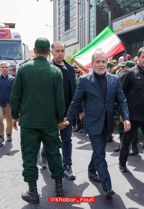 تصویر جالب از رویارویی عراقچی و یک نظامی در مراسم تشییع شهدا