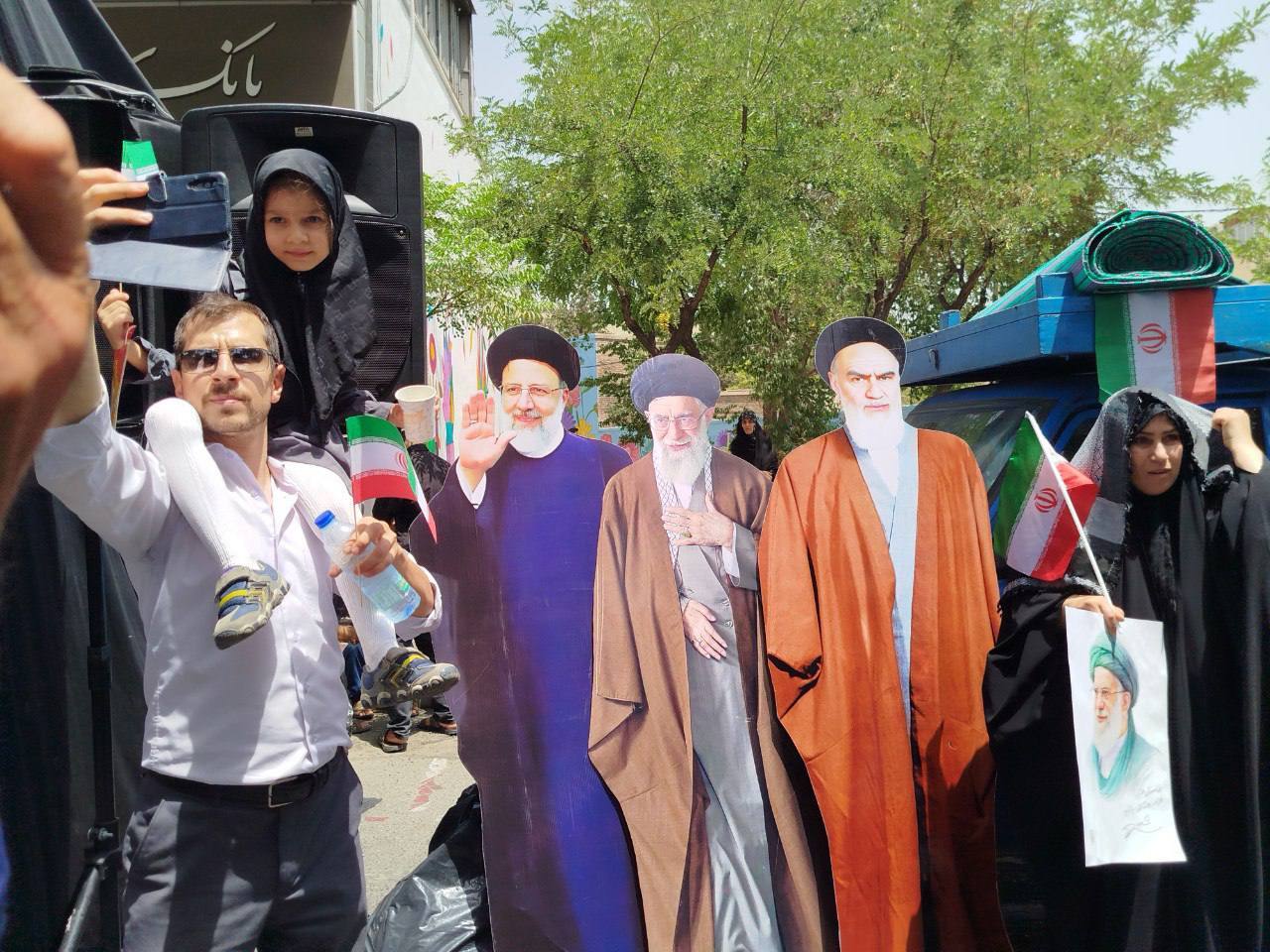 گزارش کامل از متن و حاشیههای مراسم تشییع شهدای اقتدار ؛ از نمایش موشک و آدمکهای مقوایی تا حضور شمخانی و مجتبی خامنهای + عکس و فیلم مقوایی