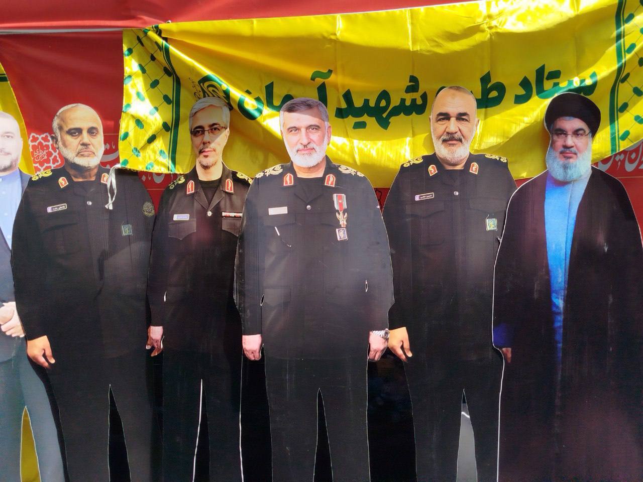 گزارش کامل از متن و حاشیههای مراسم تشییع شهدای اقتدار ؛ از نمایش موشک و آدمکهای مقوایی تا حضور شمخانی و مجتبی خامنهای + عکس و فیلم مقوایی