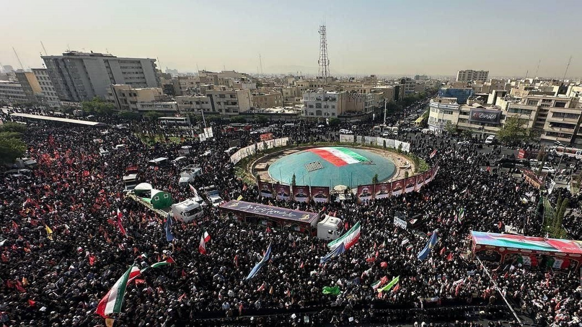 ببینید| تصاویر هوایی از حضور مردم در تشییع شهدای اقتدار