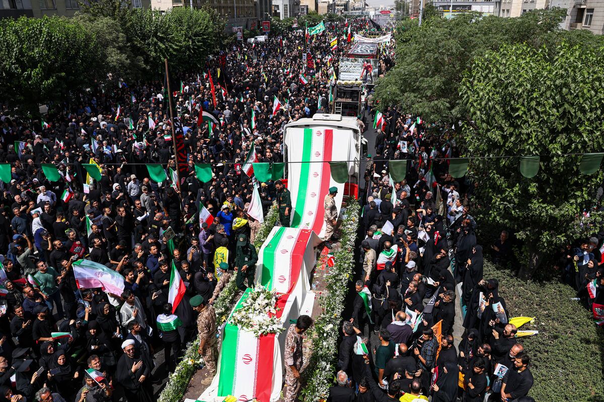 ببینید| تصاویری از اقامه نماز بر پیکر شهدای جنگ ایران و اسرائیل