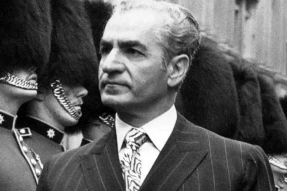 محمدرضا پهلوی سوار بر یک خودروی لوکس؛ اواخر دهه ۱۳۰۰ +عکس