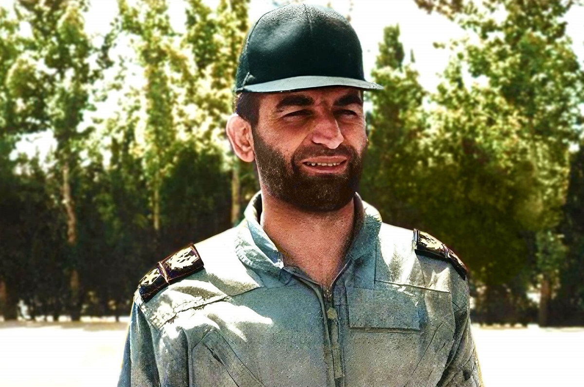 عکس یادگاری عباس بابایی با جوانان تهرانی؛ دهه ۵۰