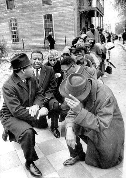 چرا مارتین لوتر کینگ و یارانش در میان خیابان زانو زدند؟
