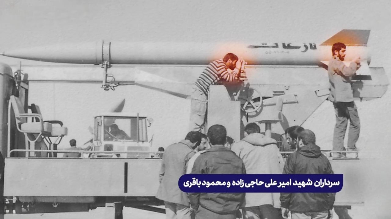 عکسی از شهیدان حاجی‌زاده و محمود باقری هنگام آماده‌سازی برای شلیک راکت نازعات