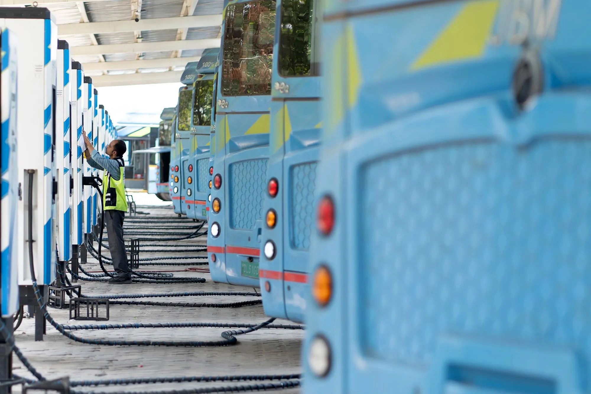 ببینید| سقوط دلخراش کودک از آغوش مادر هنگام توقف ناگهانی اتوبوس