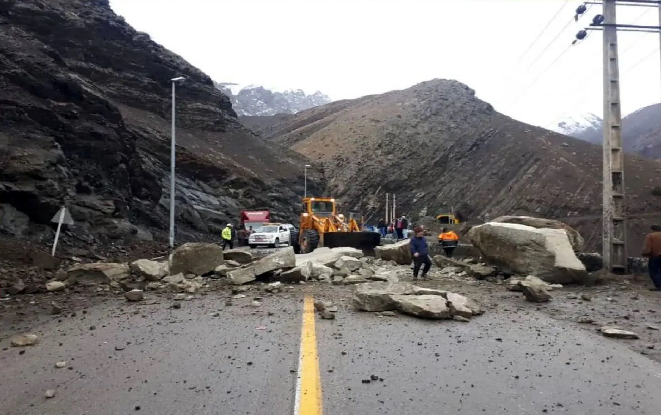 ببینید| ریزش هولناک کوه روی یک کامیون