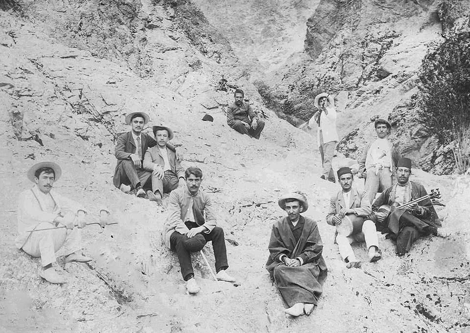 عکس دسته جمعی جوانان در دربند تهران سال ۱۳۱۱ عکس دسته جمعی جوانان در دربند تهران سال ۱۳۱۱