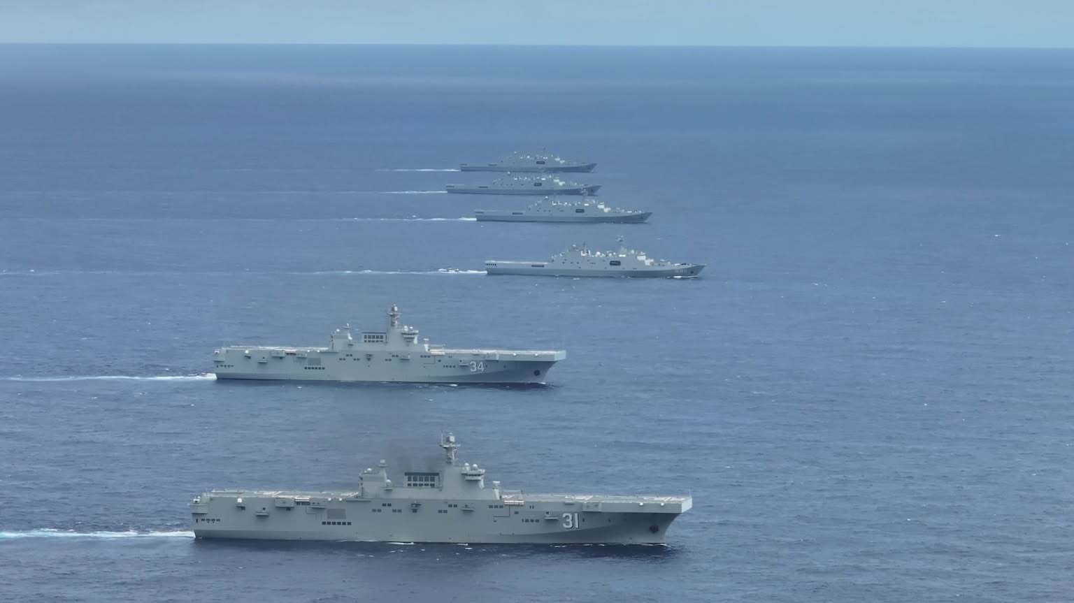 رونمایی چین از کشتی تهاجمی آبی-خاکی هوبئی