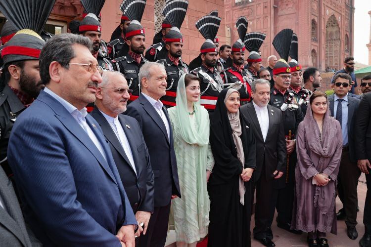 حضور رئیس‌جمهور در آرامگاه اقبال لاهوری