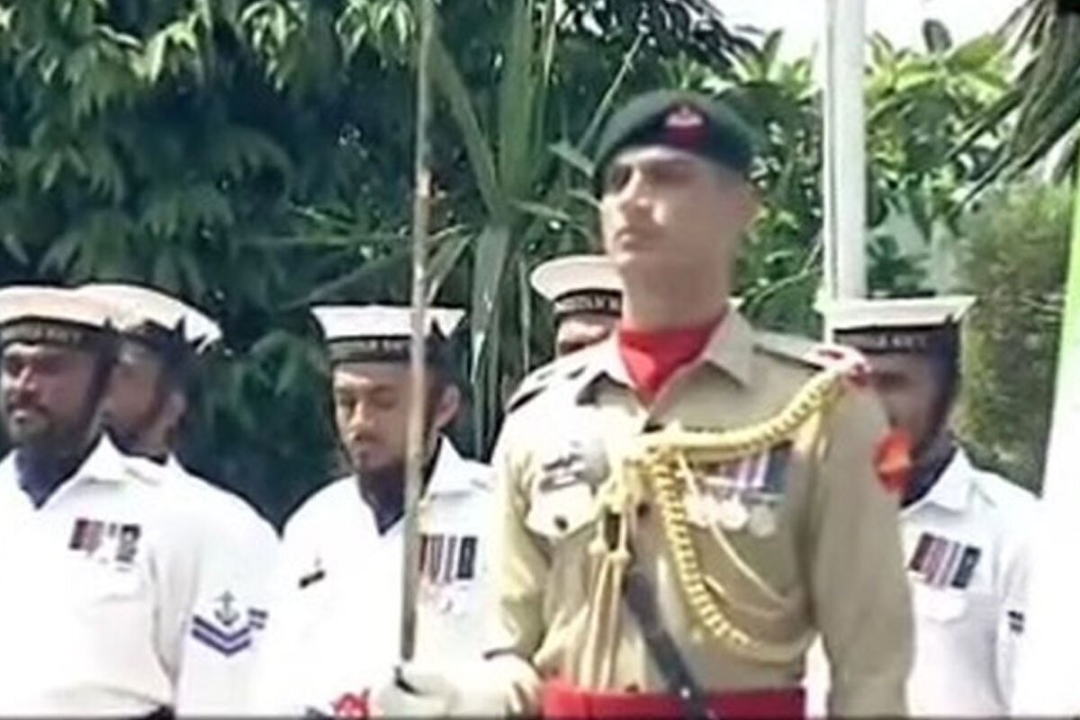 ببینید| صدا‌های عجیب سرباز پاکستانی در مراسم استقبال از پزشکیان