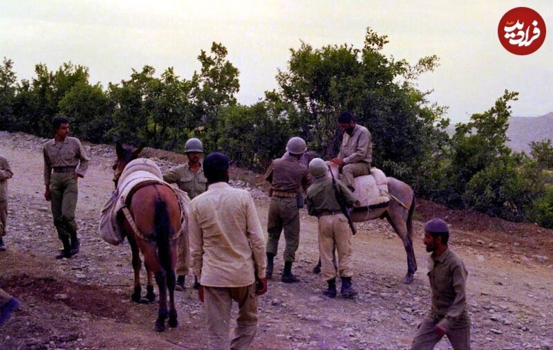 عکسی از سردار احمد کاظمی سوار بر اسب در جبهه، دهه ۶۰