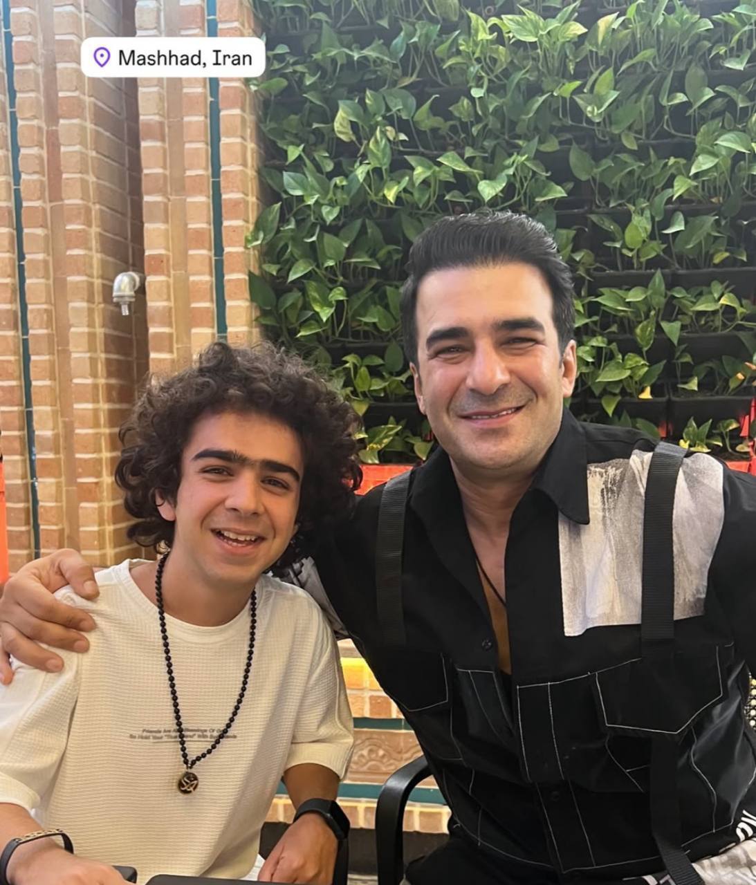عکس| ژست صمیمی یوسف تیموری با یک بازیگر جنجالی شد