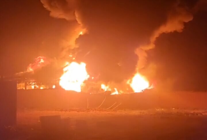 ببینید| حریق هولناک سکوهای حامل مواد آتش‌بازی