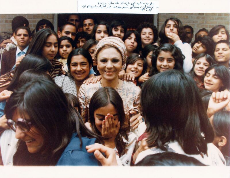 فرح پهلوی درحال بازدید از یک پرورشگاه در بیرجند سال ۱۳۵۵ +عکس فرح پهلوی درحال بازدید از یک پرورشگاه در بیرجند سال ۱۳۵۵ +عکس