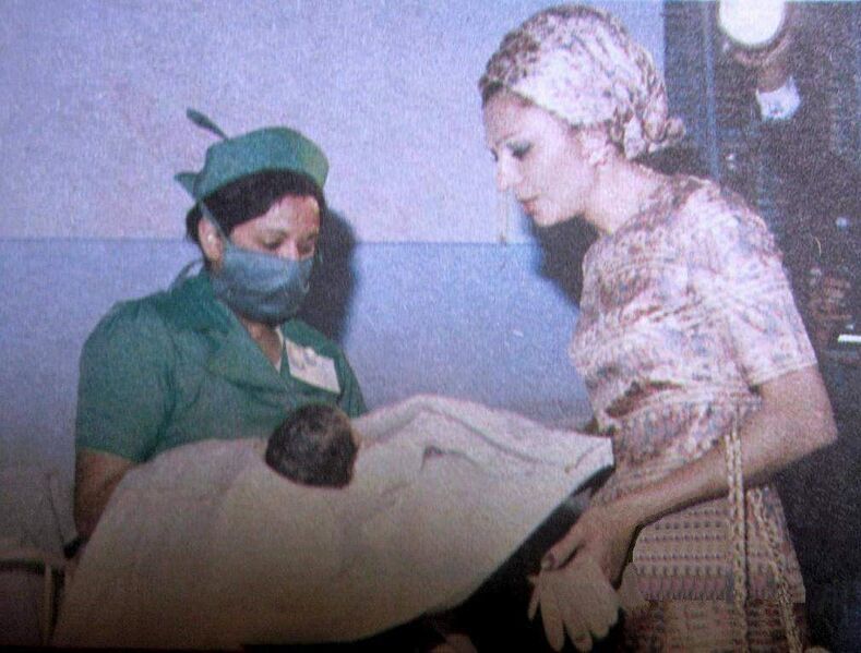 فرح پهلوی درحال بازدید از یک پرورشگاه در بیرجند سال ۱۳۵۵ +عکس فرح پهلوی درحال بازدید از یک پرورشگاه در بیرجند سال ۱۳۵۵ +عکس