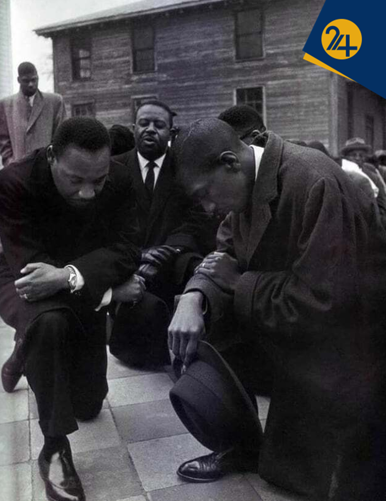 چرا مارتین لوتر کینگ و یارانش در میان خیابان زانو زدند؟