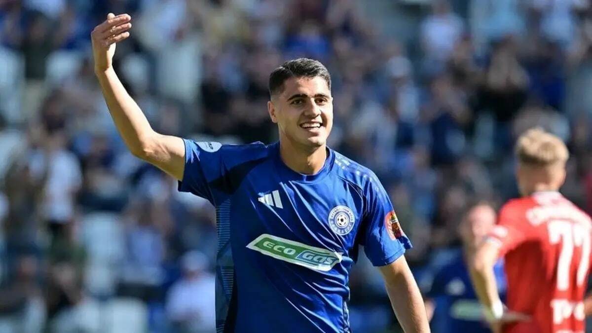 ببینید| لحظه ورود سعید سحرخیزان به باشگاه استقلال برای عقد قرارداد