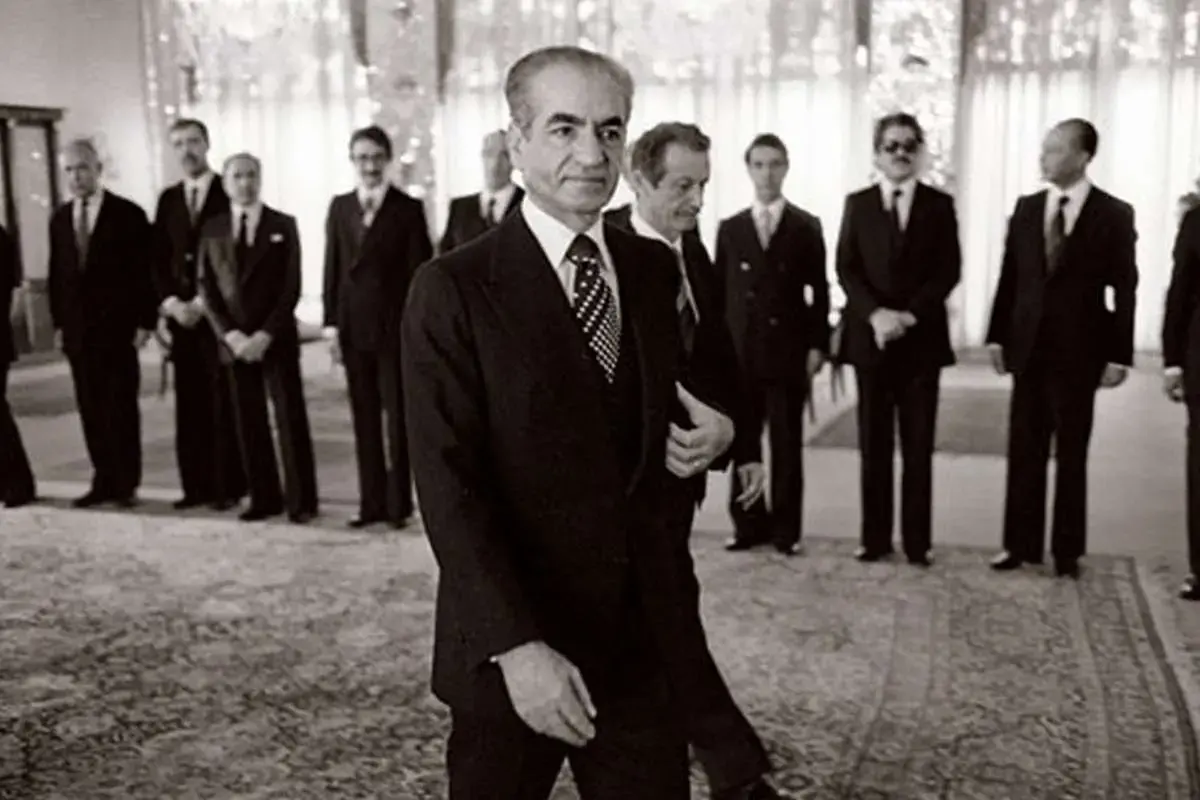 عکسی از محمدرضا پهلوی در حال قدم زدن در فرانسه؛ سال ۱۳۵۳