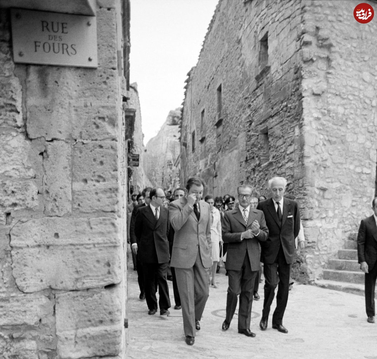 عکسی از محمدرضا پهلوی در حال قدم زدن در فرانسه؛ سال ۱۳۵۳