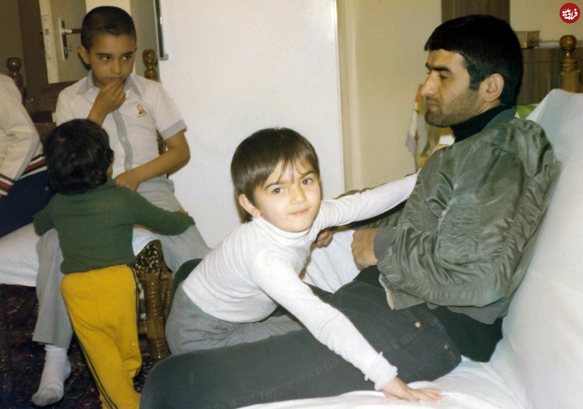 عکسی از شهید عباس بابایی در یک مهمانی خانوادگی؛ دهه ۵۰ عکسی از شهید عباس بابایی در یک مهمانی خانوادگی؛ دهه ۵۰