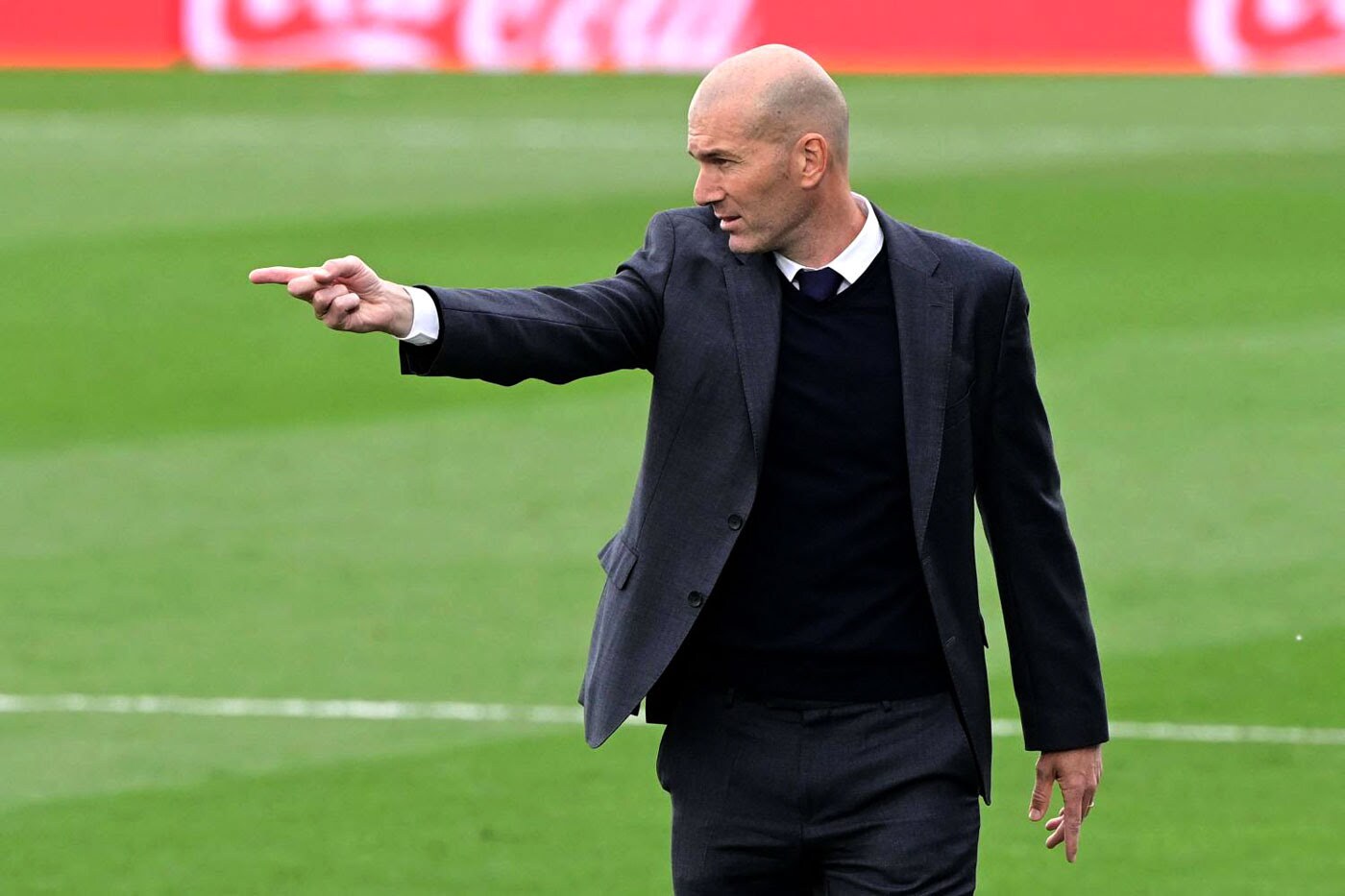 عکس| واکنش جالب زیدان به دریافت کیت سوم رئال مادرید