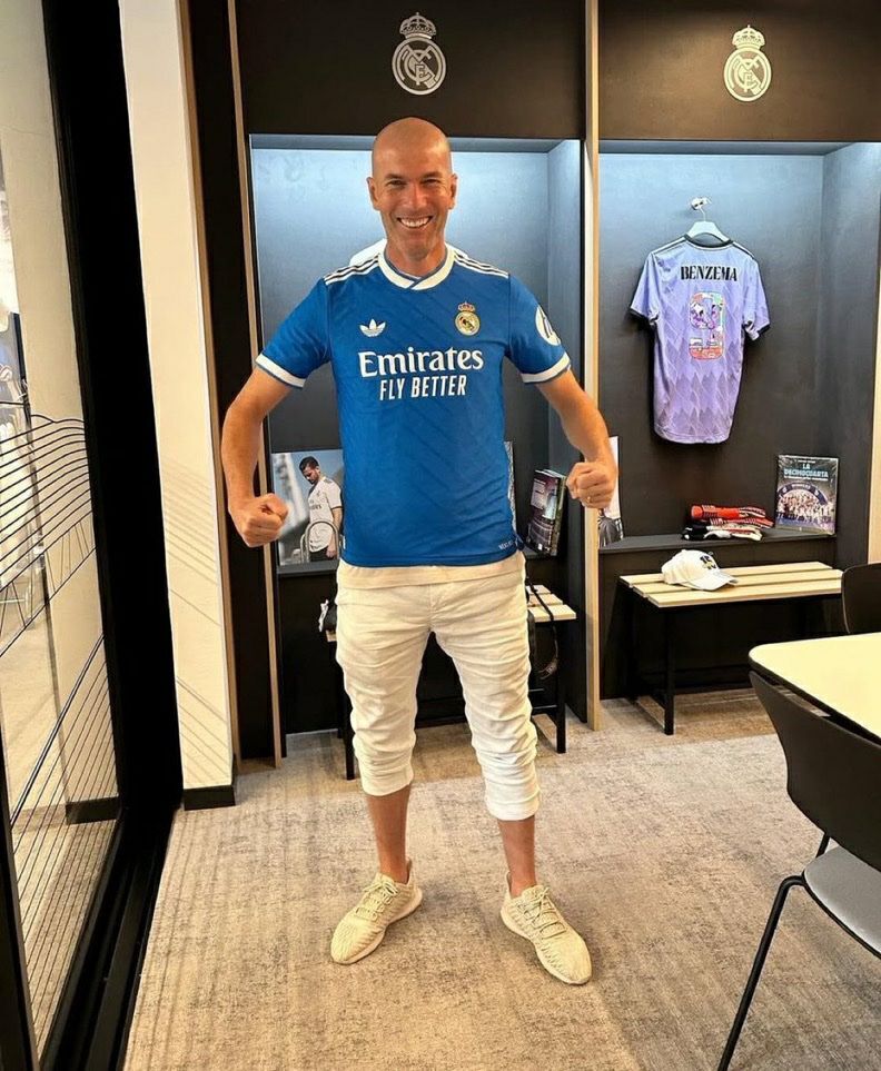 عکس| واکنش جالب زیدان به دریافت کیت سوم رئال مادرید