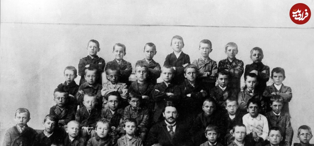 عکسی از هیتلر در دوران دبستان و در میان همکلاسی هایش؛ سال ۱۲۷۸