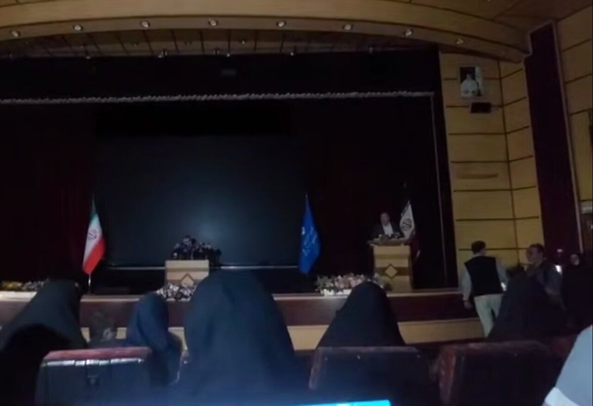 ببینید| قطع برق در نشست خبری وزیر بهداشت